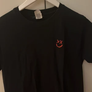 Louis Tomlinson tshirt - Köpt på hans hemsida tror jag för några år sedan. Typ som ny, använd Max två gånger.  Köpt för 500kr