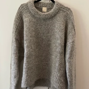 Ull/alpacka stickad tröja - Stickad tröja från H&M Trend i wool/alpaca-blandning i storlek Small. Inga tecken på användning.
