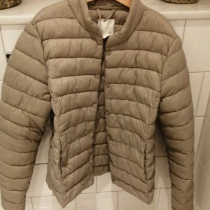 En jättefin jacka liknande uniqlo - SÅLD! 