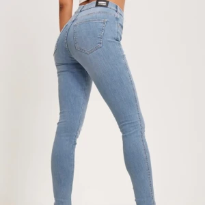 Dr denim jeans - Ljusblå högmidjade dr denim jeans, (solitaire storm light blue 189) storlek L💕 knappt använda då de inte passar mig, hör av dig vid frågor/bilder, frakt 66kr spårbart💕