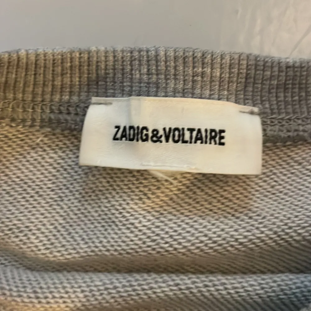 Säljer nu min jätte fina gråa långärmade tröja från Zadig & Voltarie. Säljer pågrund av att den är väldigt liten i storleken💛. Tröjor & Koftor.
