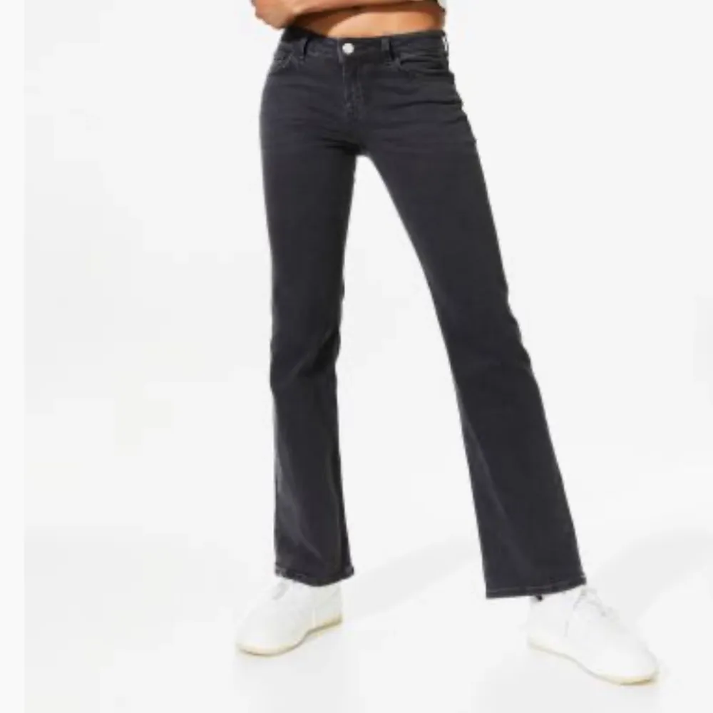 Ett par lågmidjade jeans från HM, som är svartgråa.  (Om du budar så måste du vara säker på att du vill köpa!!) . Jeans & Byxor.