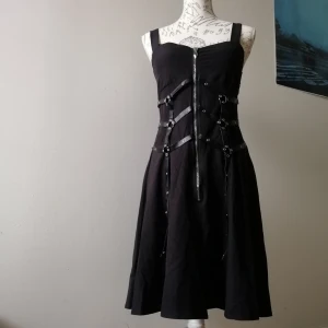 Klänning i alt/goth stil - Skitsnygg klänning köpt här på Plick, som tyvärr var lite för stor i bysten för mig (jag har A-B kupa)  Jätteskön passform och snygga detaljer, märkt strl S. 