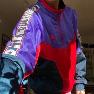 Nike Tracktop - Snygg tracktop från Nike, som tyvärr inte kommer till användning längre. Den har några små fläckar där fram (se bild 3). Men utöver det är den mycket gott skick!