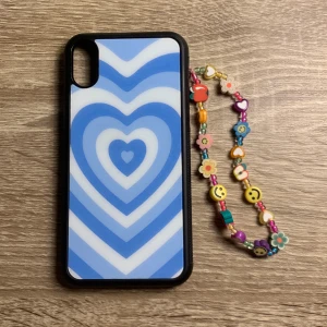 Iphone mobilskal med accessoar - Jag säljer ett mobilskal med mobil smycke som hör till. Jättefint skick.  Mobilskalet är för IPhone XS. Både mobilskalet och kedjan är från Copenhagencases. Skalet kostade från början 189kr och kedjan 129kr. 💗