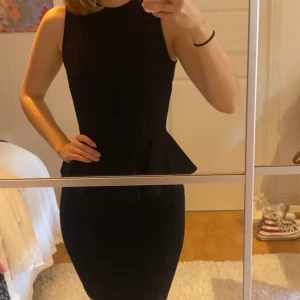 Svart klänning  - Zara W&B Collection klänning. Knappt använd. Slutar strax över knäna. 