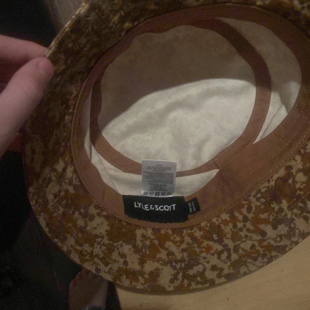 Det här är en lyle & scott bucket hat som mest har legat i min garderob, köpte den i maj och säljer den pga jag bytt stil. Frakt ingår inte!. Toppar.
