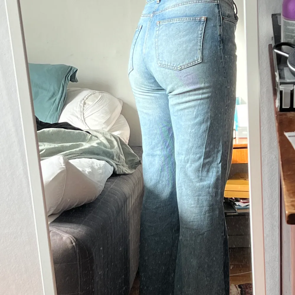 70s bootcut jeans med stjärnor. Jeans & Byxor.