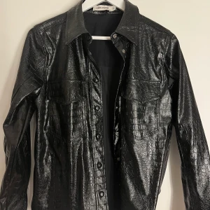 Carin Wester jacka - Fin jacka i skinn från Carin Wester! Säljer då den ej kommer till användning längre💕nypris:499kr