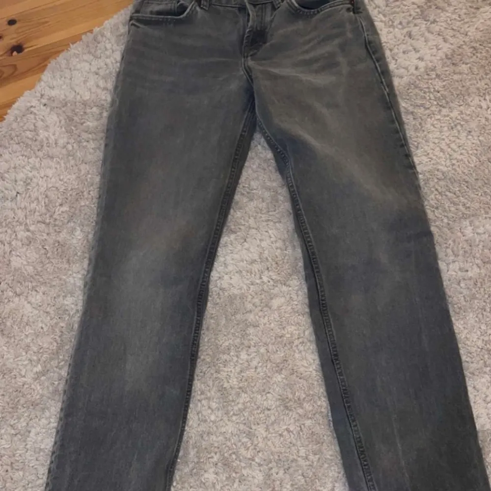Super fina gråa zara jeans i strl 36. Bra skick 💗 Kan skicka fler bilder privat!💓. Jeans & Byxor.