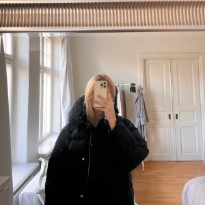 Vinterjacka - Superfin marinblå vinterjacka, storlek S. Väldigt bra skick🫶🏼🫶🏼