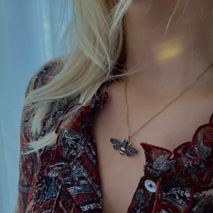 Halsband  - Vårt populäraste halsband! ”Bi” 99kr 🐝  Frakt: 15-29kr*