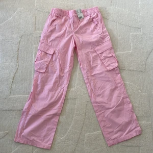 Lowwaist cargobyxa - Jättefina rosa low waist cargobyxa som är helt oanvänd. Skicka meddelande om ni vill ha fler bilder 💓möts helst upp i Stockholm men går även att få skickade mot en frakt kostnad 