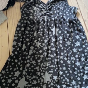 Säljer klänning  - Säljer denna fina klänningen 🫶🏼 Från H&M. 40kr 