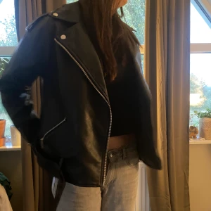 Oversize skinnjacka  - En såå fin oversize skinnjacka från Nelly från missguided i storlek s! Köpte för 500 säljer för 350kr men priset är disskuterbart! Skriv för fler bilder🥰