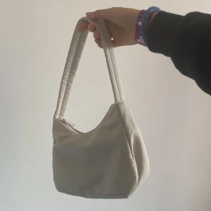 Beige handväska  - En fin beige väska från Ginatricot. Kommer aldrig till användning har använt den ungefär 4 gånger.orginalpris är  249.