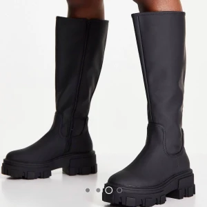 Svarta stövlar - Inköpta på ASOS for 530 kr. Endast använt en gång så i nyskick. Slutsålda på hemsidan & perfekta till hösten 🖤