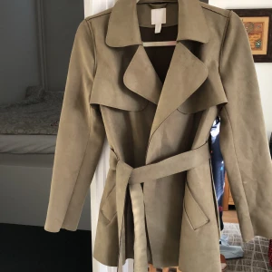 Khaki höst jacka  - Höstjacka i fint skick mocca. Xs, passar s med