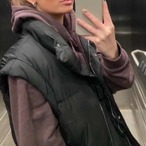 Väst - Säljer min oversize Väst från bershka. Köpt i våras men använder inte och har knappt använt så bra skick!! Storlek M 💕💘 säljer hoodien också!
