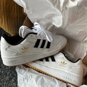 Adidas forum 84 low - Nya adidas forum low i storlek 43 1/3 Borttagen strap