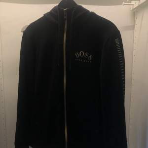 Hugo boss hoodie, skick 7/10, storlek S, nypris 2000kr