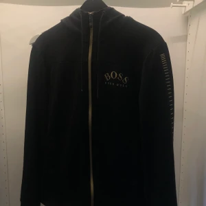 Hugo boss tröja - Hugo boss hoodie, skick 7/10, storlek S, nypris 2000kr