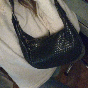 Bik bok väska  - Säljer denna skitsnygga handväskan från bikbok. Knappt använd så nästan helt ny!! Väskan har ett coolt mönster så den blir inte lika basic.  Köpt för 300 