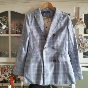 Blå blazer från Gina i strl 36 - Blå blazer från Gina tricot i fint skick! Strl 36🙏