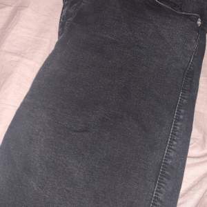 Jeans från Ridestore! Köpte för 699kr säljer för 500kr. Strl M
