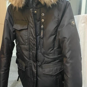 Hollies  - Storlek 36 använd två månader. Nästan som ny finns inga fel på jackan. Säljer den pga har köpt ny jacka. 