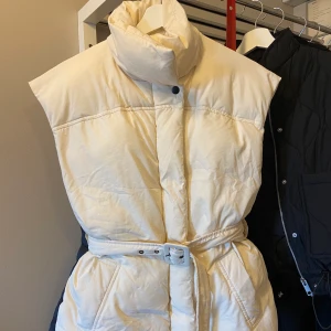 Väst Gina Tricot - Använd fåtal gånger. Finns ej kvavt i butik
