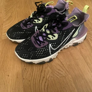 Nike Dsmx skor storlek EU40 - Nike skor storlek 40  DSMX  Slutsålt  Har ett liten spricka vid Nike tick som ni ser på andra bilden 