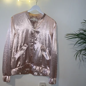 Ljusrosa Chrome Jacka - Jackan är lite sliten och jag säljer den därför billigare. Den är väldigt bekväm och fin, rosa chrome färgad ❤️ ~ 