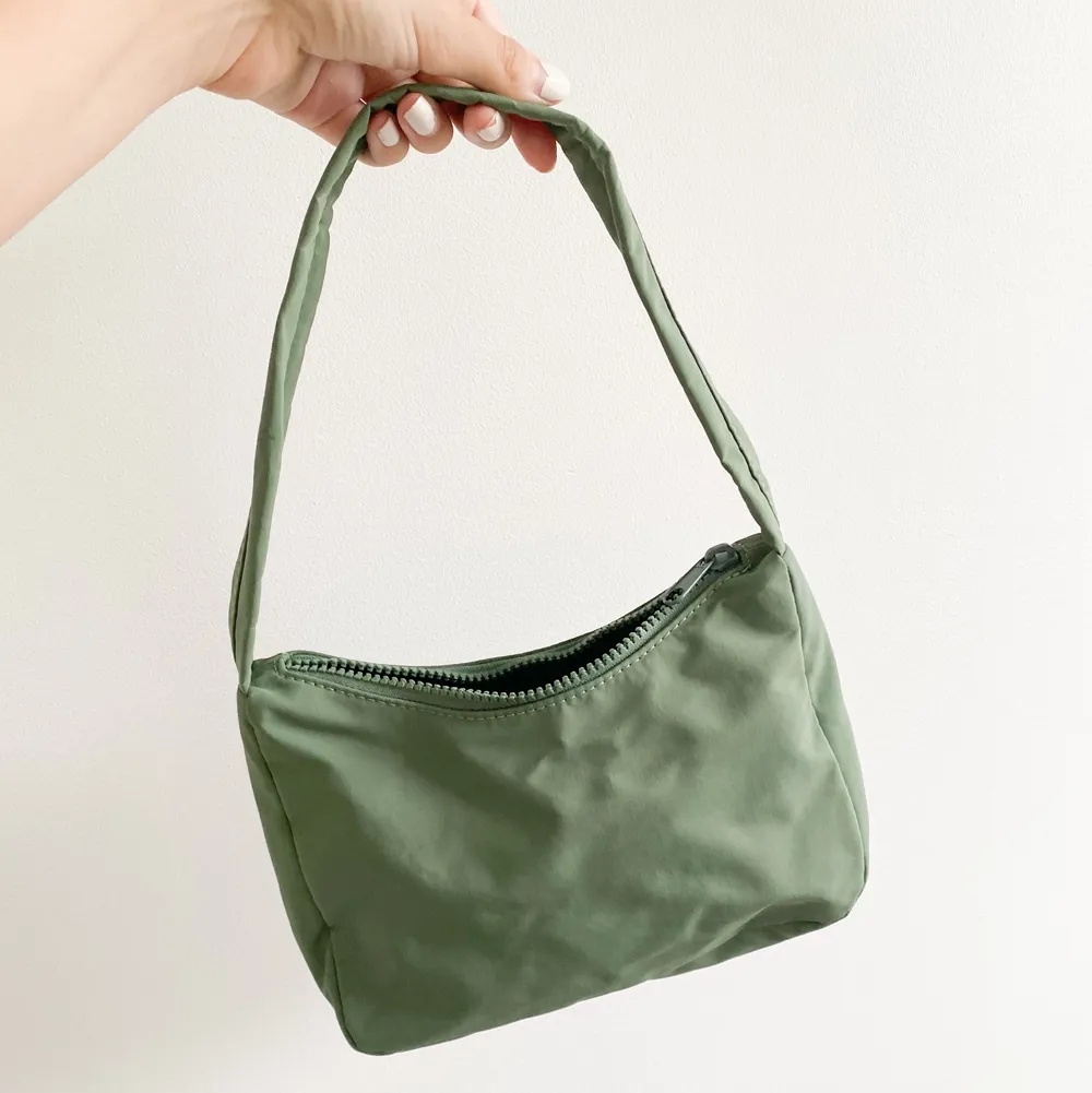 Jättesöt grön liten axelremsväska! 🤍. Väskor.