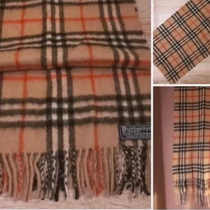 Burberry halsduk i cashmere  - Äkta vintage Burberry halsduk i cashmere  Super fint skick 