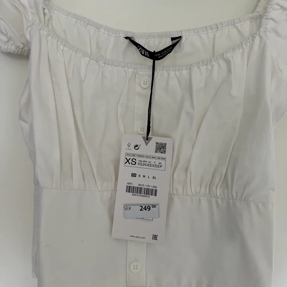 Oanvänd croptop ifrån Zara. Korsettliknande modell, sitter tight om midjan. Köparen står för frakten . Toppar.