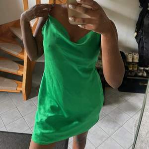 Sjukt snygg klänning i grön/skimrig färg från Gina Tricot. Säljer på grund av att den inte används. Passar M. xx Anna