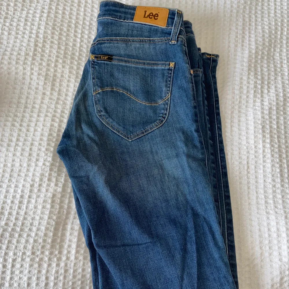 Blåa Lee jeans lågmidjade med lite utsvängda ben. Marion Straight. Mycket mjuka och stretchiga. Tvättas i 20°C. ✨. Jeans & Byxor.