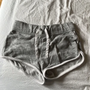 Mjukis shorts - Säljer dessa mjukis shorts då dem är för små för mig. Frakt tillkommer