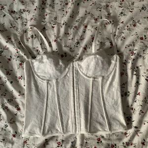 Korsett - En vit korsett som jag har köpt här på Plick. Har endast provat korsetten💕