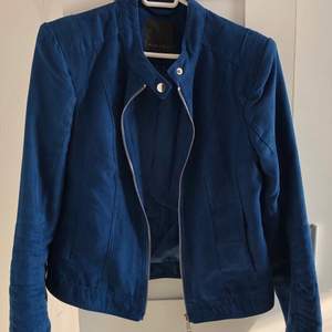 Marinblå jacka från Amisu. Endast använd 1 gång. Väldigt fint och skönt material och tjusig färg.👌🏽👌🏽😻❤️‍🔥