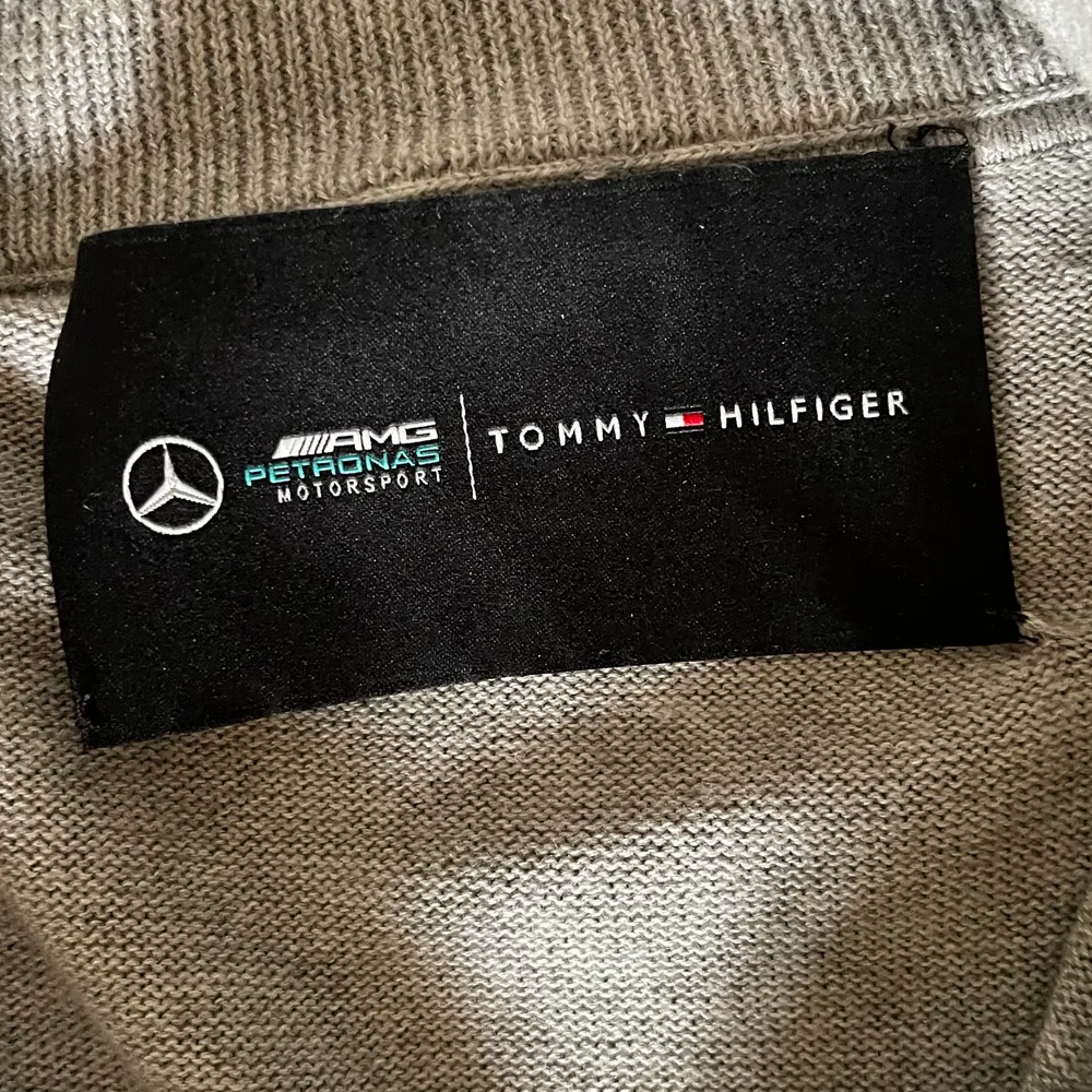 Jätte fin Tommy Hilfiger tröja i samarbete med Mercedes Benz. Har bara använts en få tal gånger, så tröjan är i extremt fint skick. Storlek medium . Hoodies.