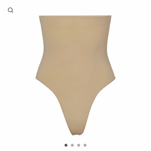 Skims shapewear - Sculpting high-waist thong från SKIMS - helt oanvända i sin originalförpacking! Säljer då jag beställde 2 storlekar. Så sköna att ha under klänningar och annat 🥰 köparen står för frakt!