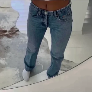 Mid rise straight leg jeans från zara - Dessa så populära mid rise jeans i straight leg modell från zara! Aldrig använda, sista bilden är min egen de två första är lånade.🤩💕 är storlek 38 men skulle säga att de passar 36/S