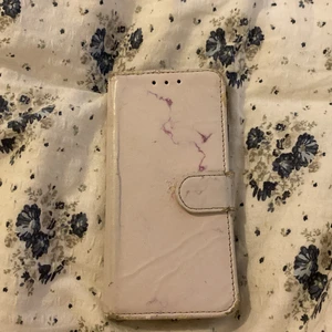 iPhone 6 skal lila/ vitt - Jätte fint iPhone 6 skal också ! :D ✨  Älskar den verkligen men jag ville sälja den för att jag har en annan mobil som sagt nu ! 🌸 Så jag tänkte om det var någon som var intresserad <3