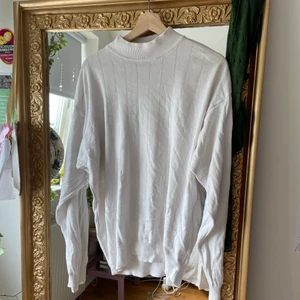 Vit stickad tröja stl m - Bra kvalitet och väldigt bekväm!