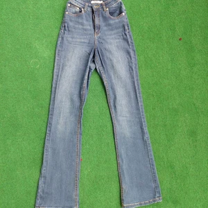 Jeans - Hög midjade jeans. Jätte fina och  strechiga. Har tyvärr gått sönder lite vid föterna och däeför det låga priset. skriv vid frågor<3.