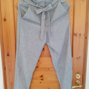 HM kostymbyxor storlek 34 - Grå kostymbyxor med knytband, bra skick och knappt använda. 