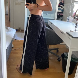 Lösa sommar byxor  - Skönaste jävla byxorna fr Gina som nt kommer till användning 🙏🏼 de är veckade och tunna och perfekta t sommaren, jag brukar ha de lite lägre i midjan men de är egentligen höga i modellen❤️ finns i dm för frågor/ bilder, köpare står för frakt 📦 