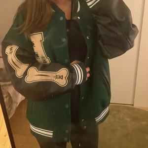 Bone College jacket från dayhype  - En oanvänd bone college jacket som jag köpte för ungefär 1600 kr från dayhype i julas och aldrig använd bara testad köpte i m där jag egentligen är en xs/s och 160 lång denna är perfekt som höst och vår jacka och också under en kallare sommar kväll 